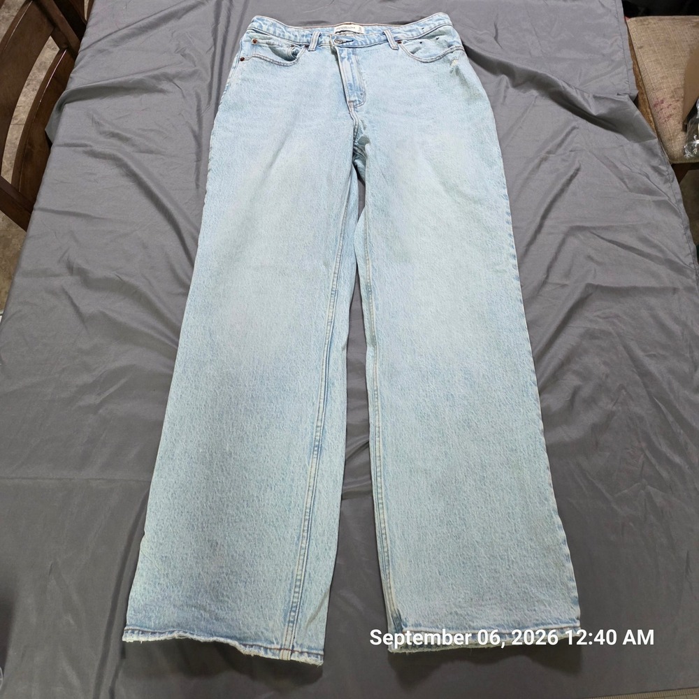 Abercrombie & Fitch Curve Love 90s Relaxed High Rise Jean Light Wash 30 10R